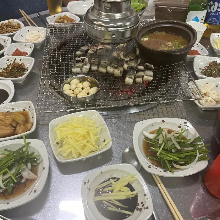 장어구이와 함께 나온 다양한 음식들