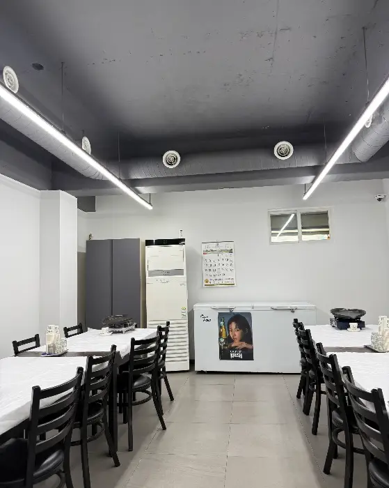 넓고 깔끔한 식당 내부 모습