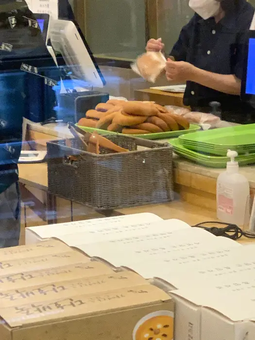 다양하게 진열된 빵들