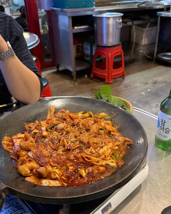 야채곱창을 덜어내는 모습