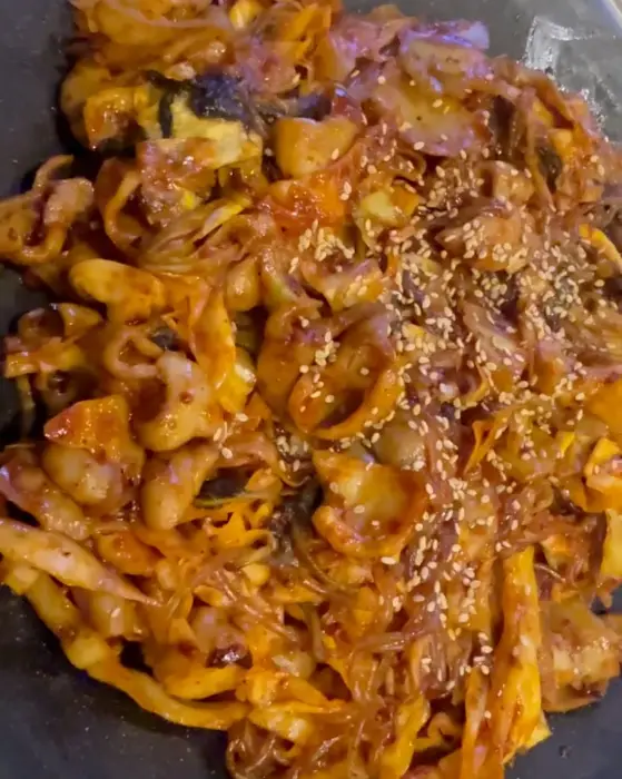 곱창의 쫄깃한 질감을 보여주는 클로즈업 사진