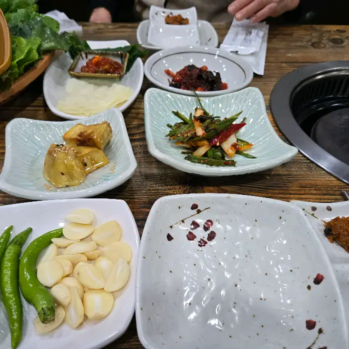 신선한 소고기 등심 부위로 보이는 고기가 접시에 담겨 있음
