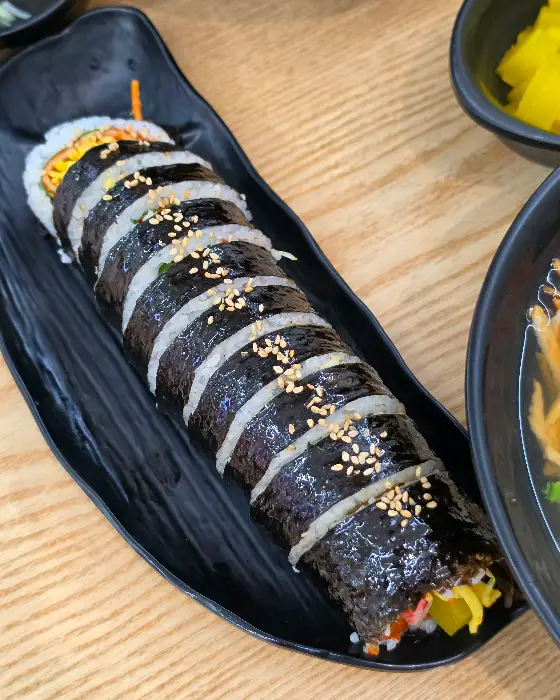 깨가 뿌려진 먹음직스러운 김밥