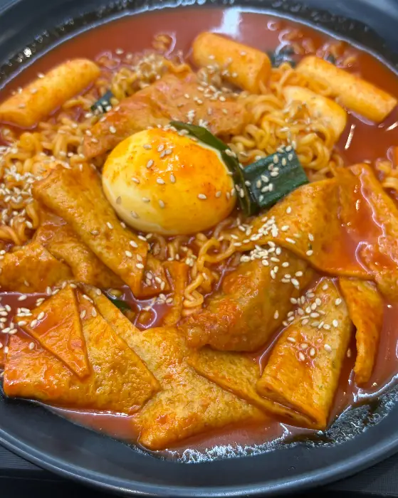 쇠고기가 곁들여진 쌀국수