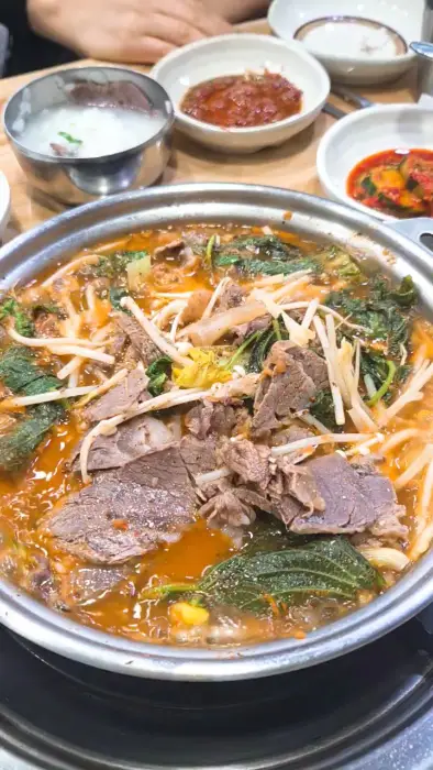 따뜻하게 끓고 있는 하동한우국밥의 전골