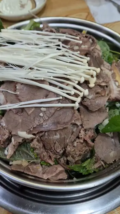 전골 속 푸짐한 소고기와 채소, 버섯