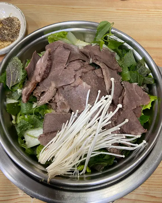 신선한 육회와 채소가 듬뿍 담긴 비빔밥