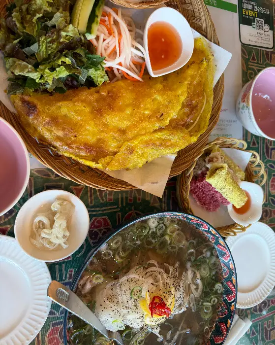 푸짐하게 차려진 베트남 음식 한상