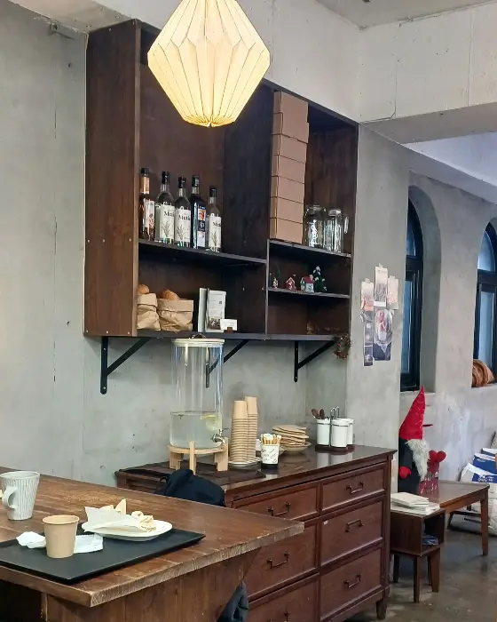 커피잔과 함께 나온 빵