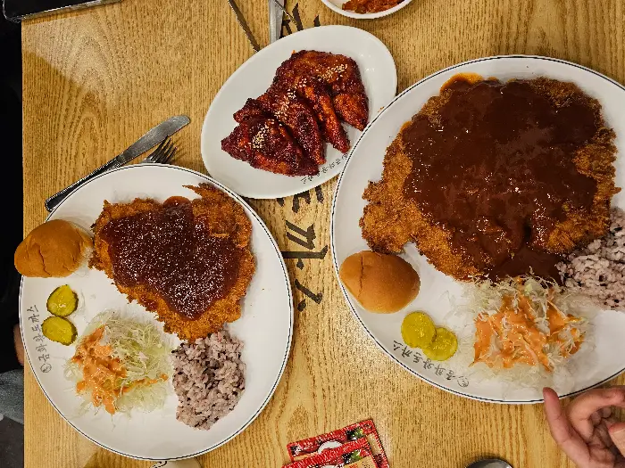 테이블에 놓인 여러 메뉴들