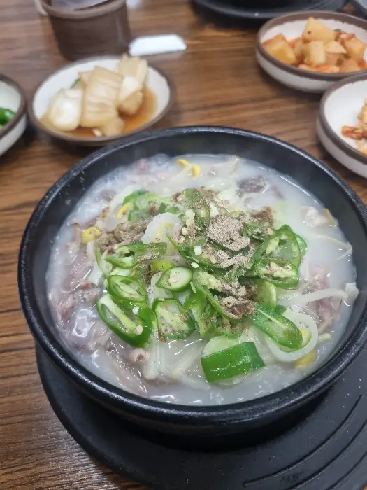 파와 고기가 듬뿍 들어간 순대국밥 근접 사진