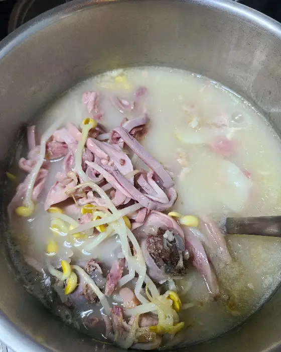 오소리감투가 듬뿍 들어간 국밥 사진