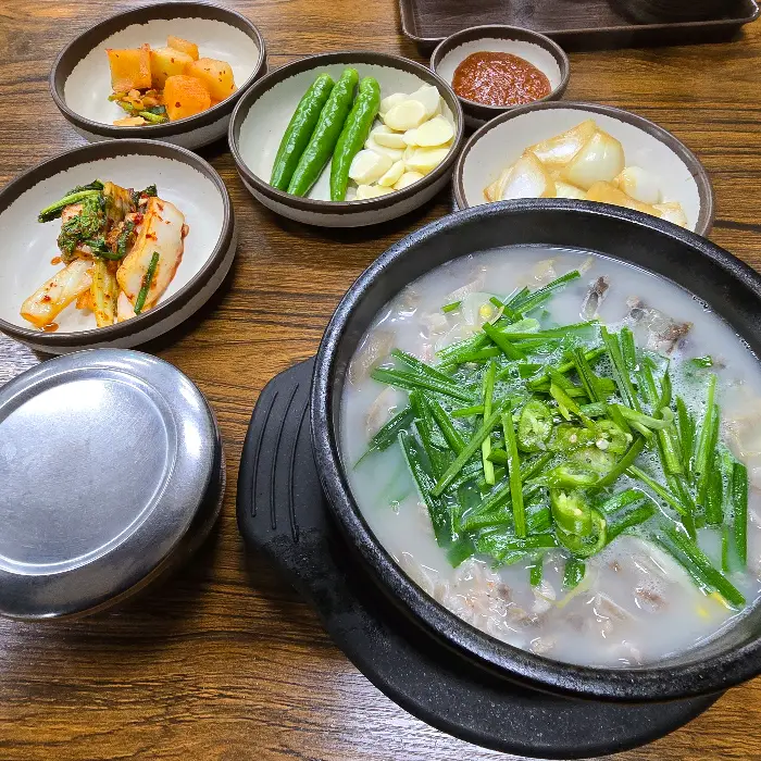 국물이 맑고 오소리감투가 많이 보이는 국밥 사진