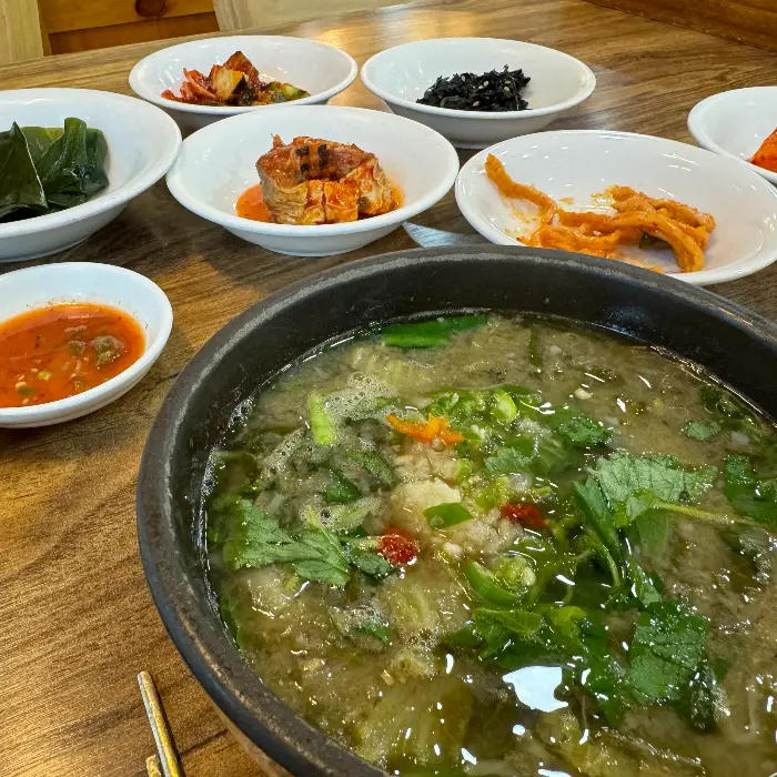 정갈한 추어탕과 곁들임 찬