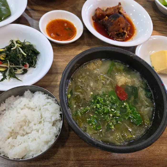 푸짐하게 차려진 장어구이 상차림