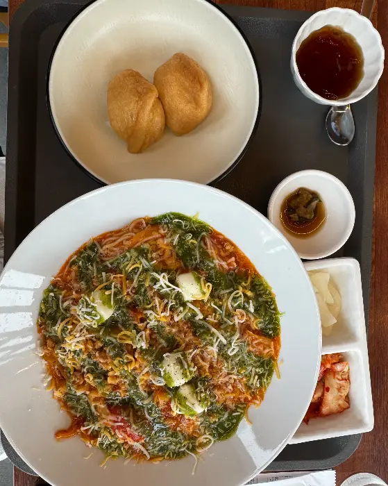 국수와 반찬 세팅