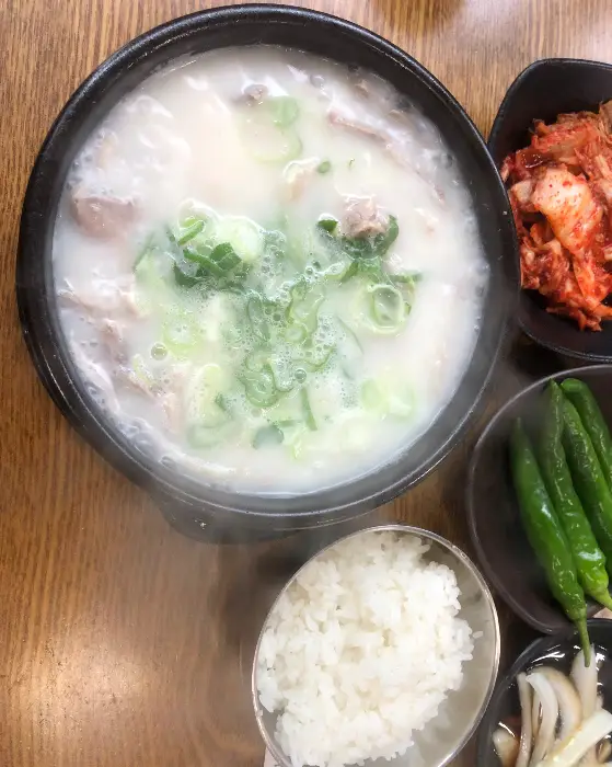 푸짐한 고기가 담긴 국밥