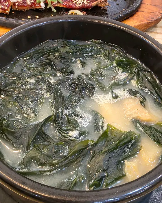 김이 모락모락 나는 황태 미역국