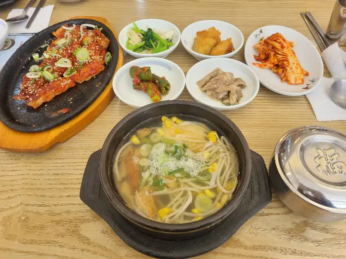 황태구이와 함께 제공되는 밥과 반찬들