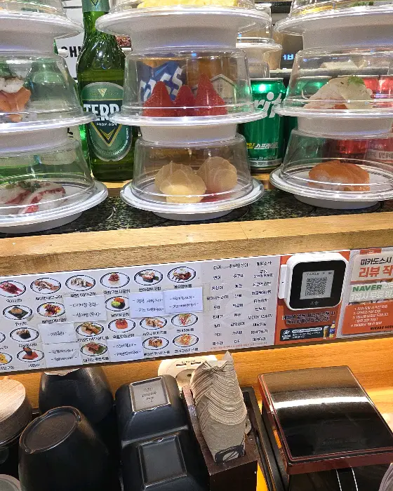 다양한 스시들이 진열된 모습