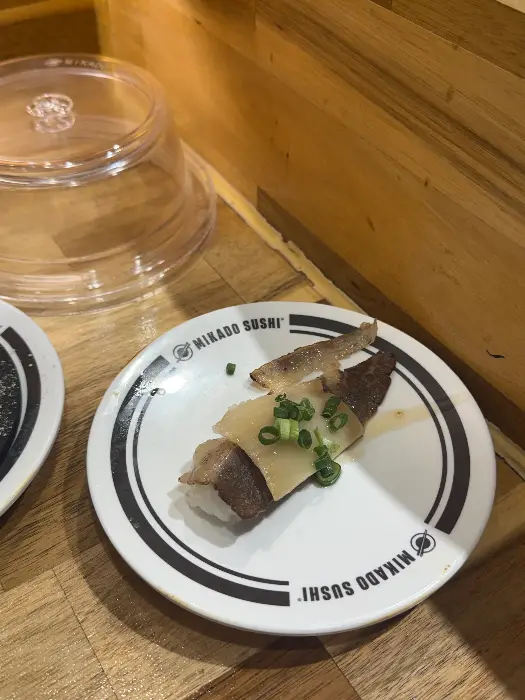 고기와 채소가 올라간 스시