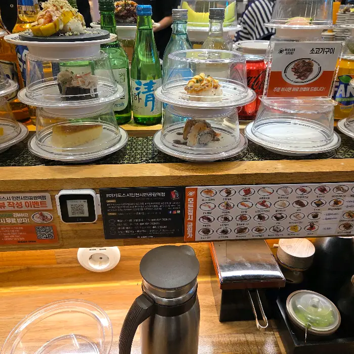 회전 초밥 레일 모습