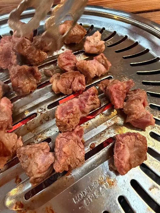 작게 썰어 숯불에 구워지고 있는 갈비살의 모습