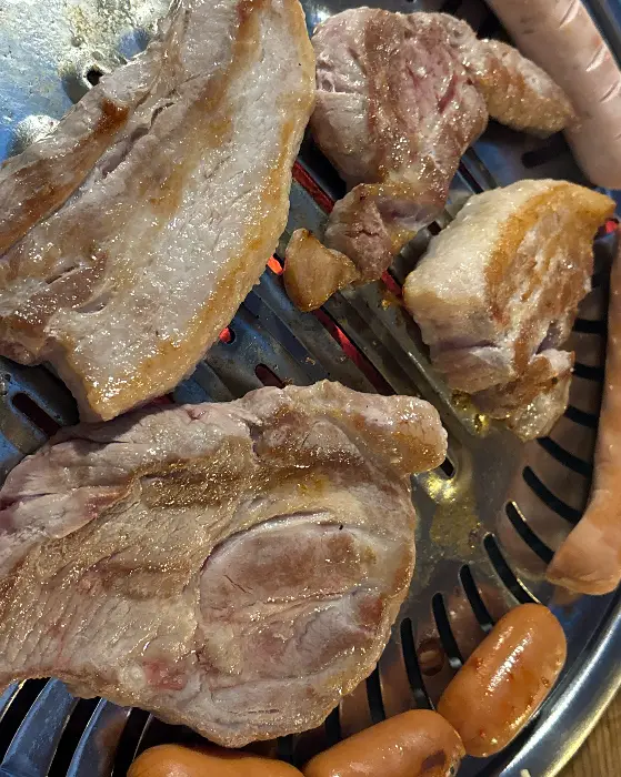 다양한 밑반찬이 정갈하게 차려진 상차림