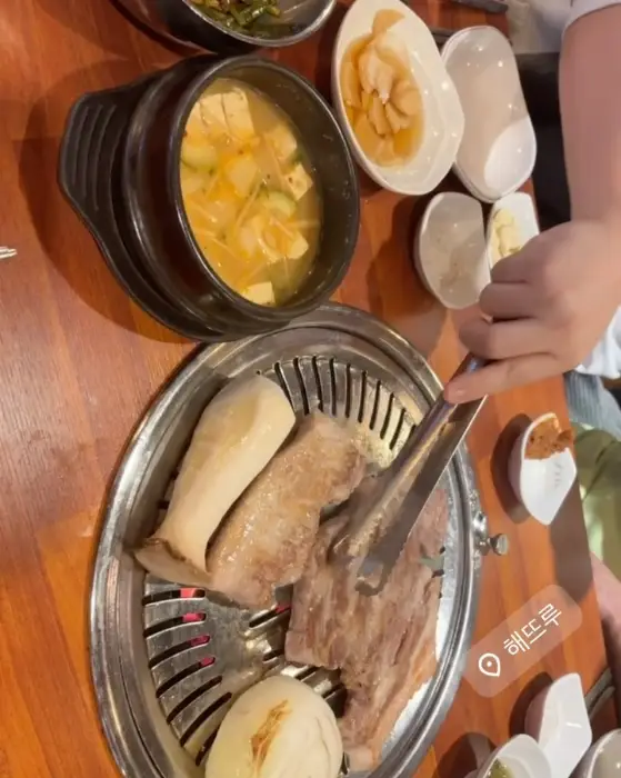 맛있게 구워진 고기와 함께 나온 따뜻한 국물 요리