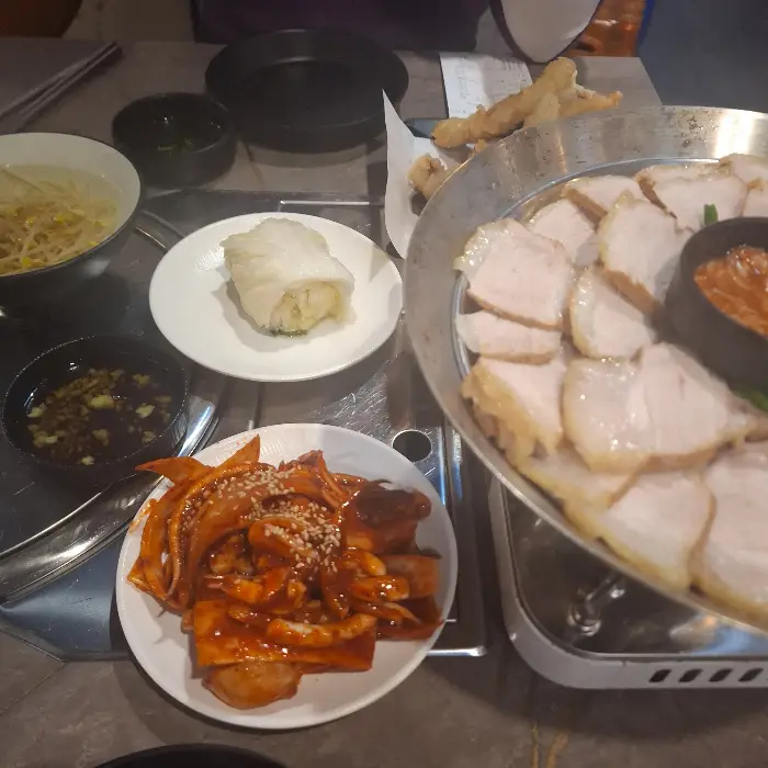 오징어 요리와 함께 나온 수육