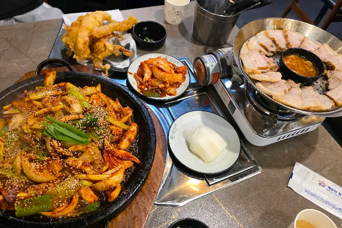 지글지글 끓고 있는 돌판 오징어볶음