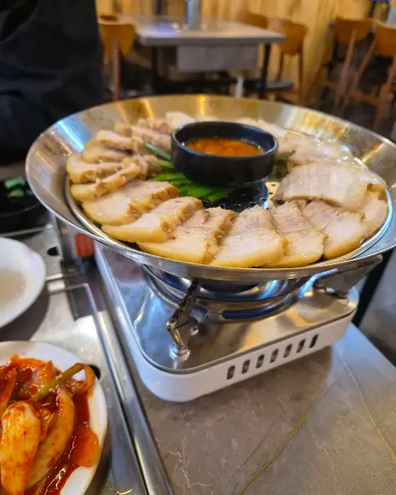 김이 모락모락 나는 수육 한 접시