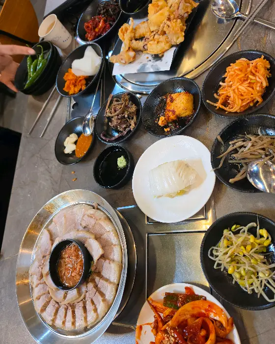 다양하고 정갈한 밑반찬들