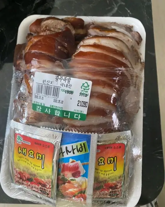 포장된 족발과 곁들임 소스