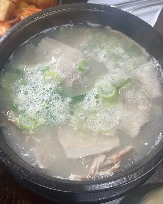뽀얀 국물과 야들야들한 고기가 듬뿍 담긴 돼지국밥