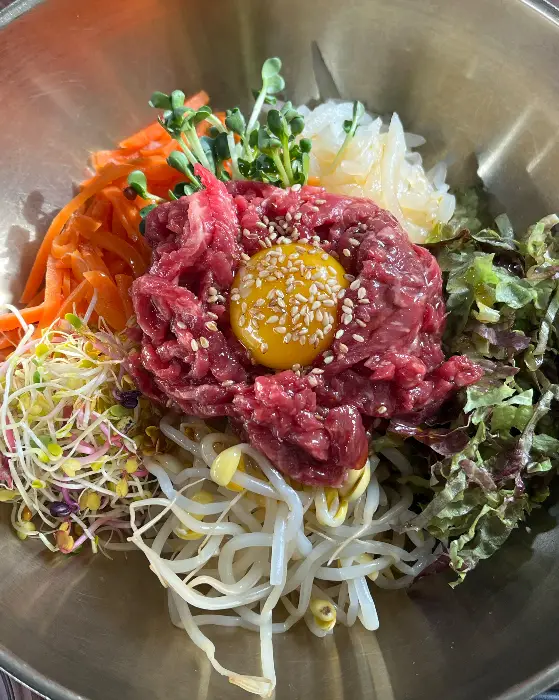신선한 육회와 다양한 채소가 어우러진 육회비빔밥