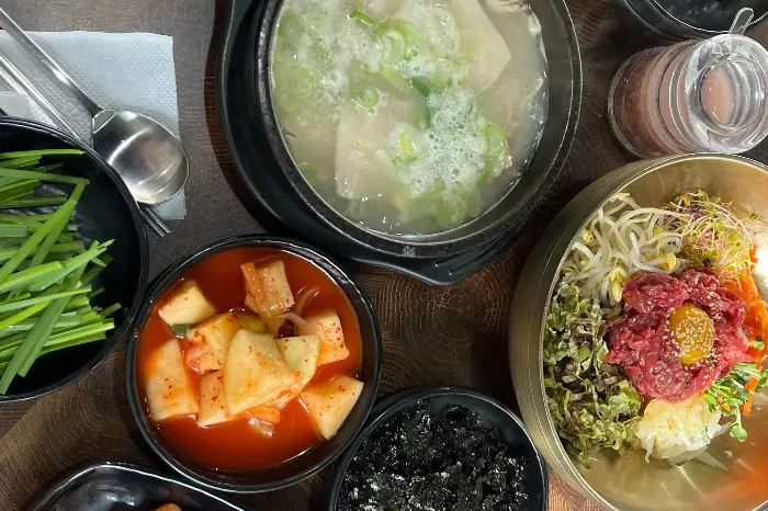 국밥, 육회비빔밥, 깍두기 등 푸짐한 한 상 차림