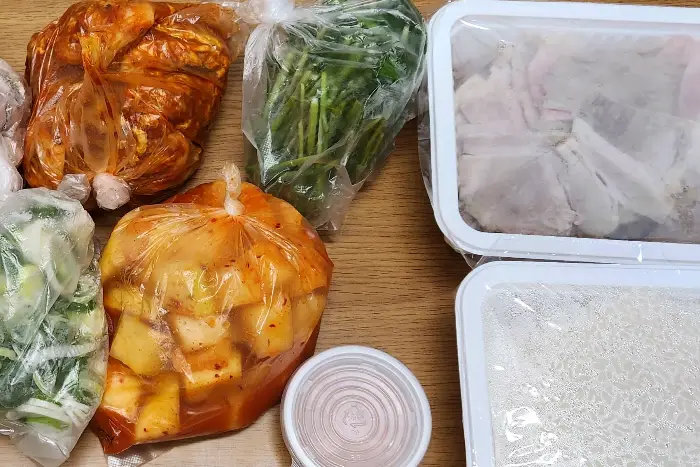 정성스럽게 포장된 깍두기, 김치, 수육 등 밑반찬