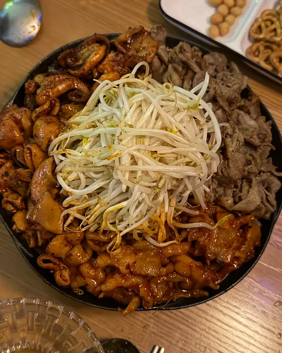 다양한 종류의 쭈꾸미, 닭발, 불고기, 곱창이 한 팬에 담긴 불내한판