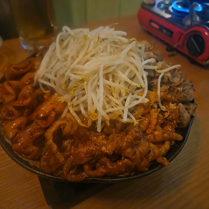 푸짐하게 담긴 바지락 술찜