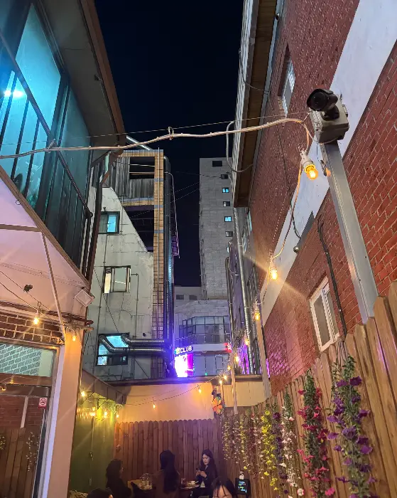 저녁 시간, 야외 좌석에 설치된 조명과 분위기 있는 모습