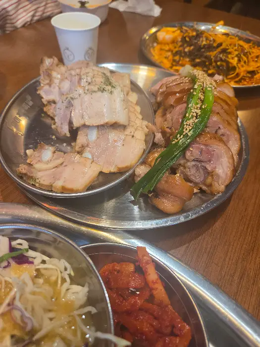 족발과 보쌈이 정갈하게 차려진 모습