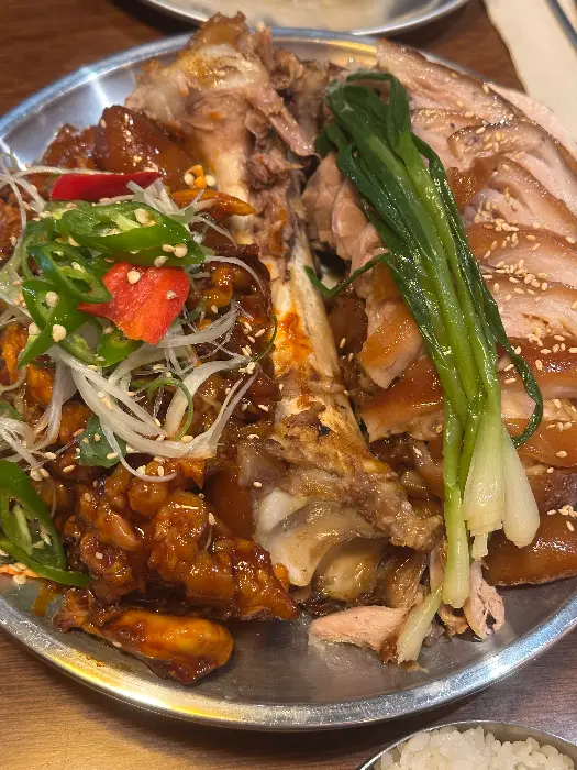 푸짐하게 담긴 족발의 먹음직스러운 모습