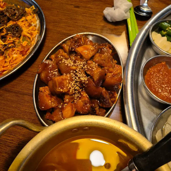 양념에 버무려진 족발의 일부