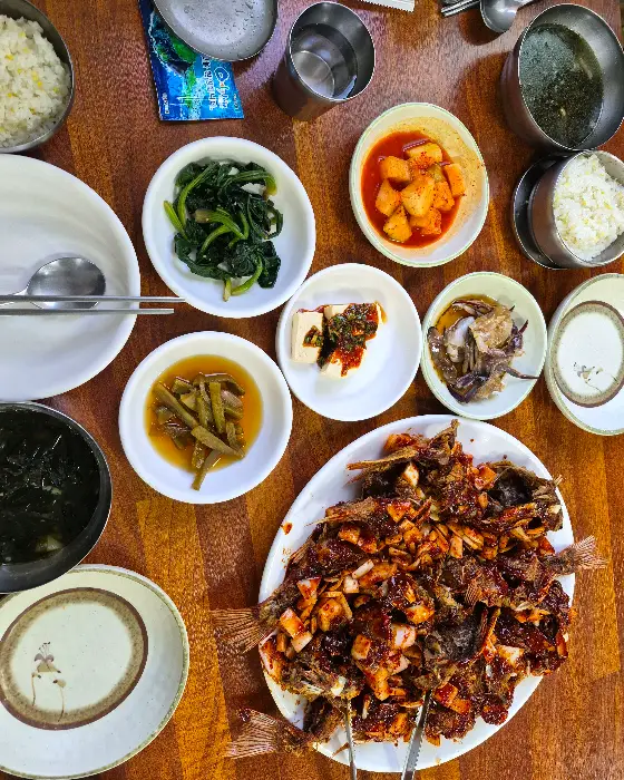 테이블에 차려진 푸짐한 우럭정식 한 상