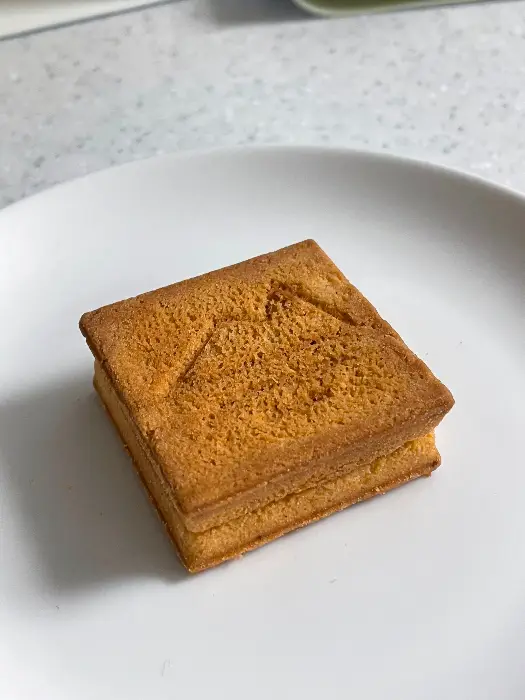 작은 사각형 모양의 떡 혹은 쿠키