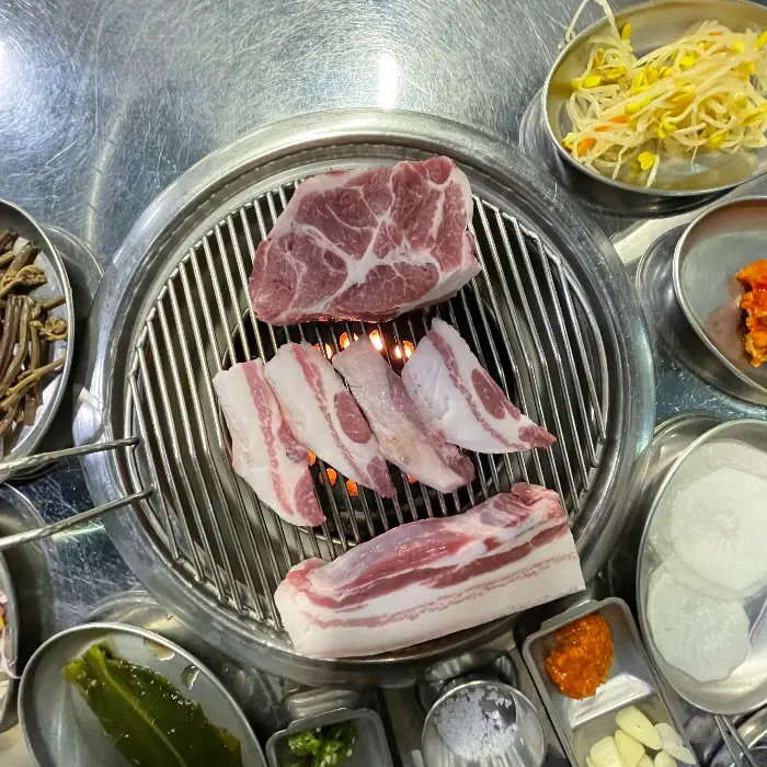 푸짐한 해산물 덮밥 또는 볶음밥