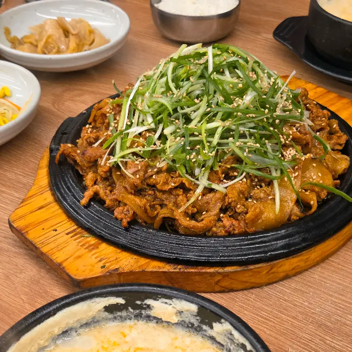 고추장 숯불구이와 곁들임 반찬