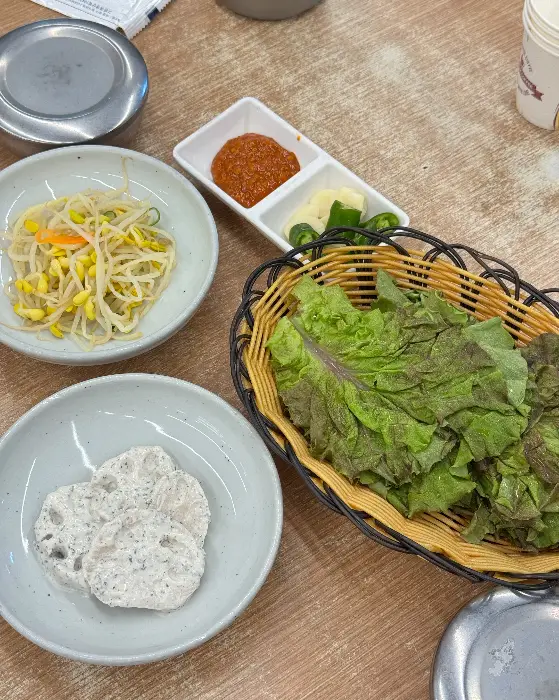 신선한 채소와 곁들임 반찬