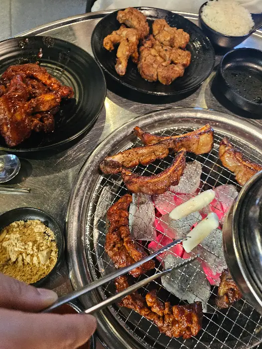 양념 쪽갈비와 숯불 구이 중인 모습